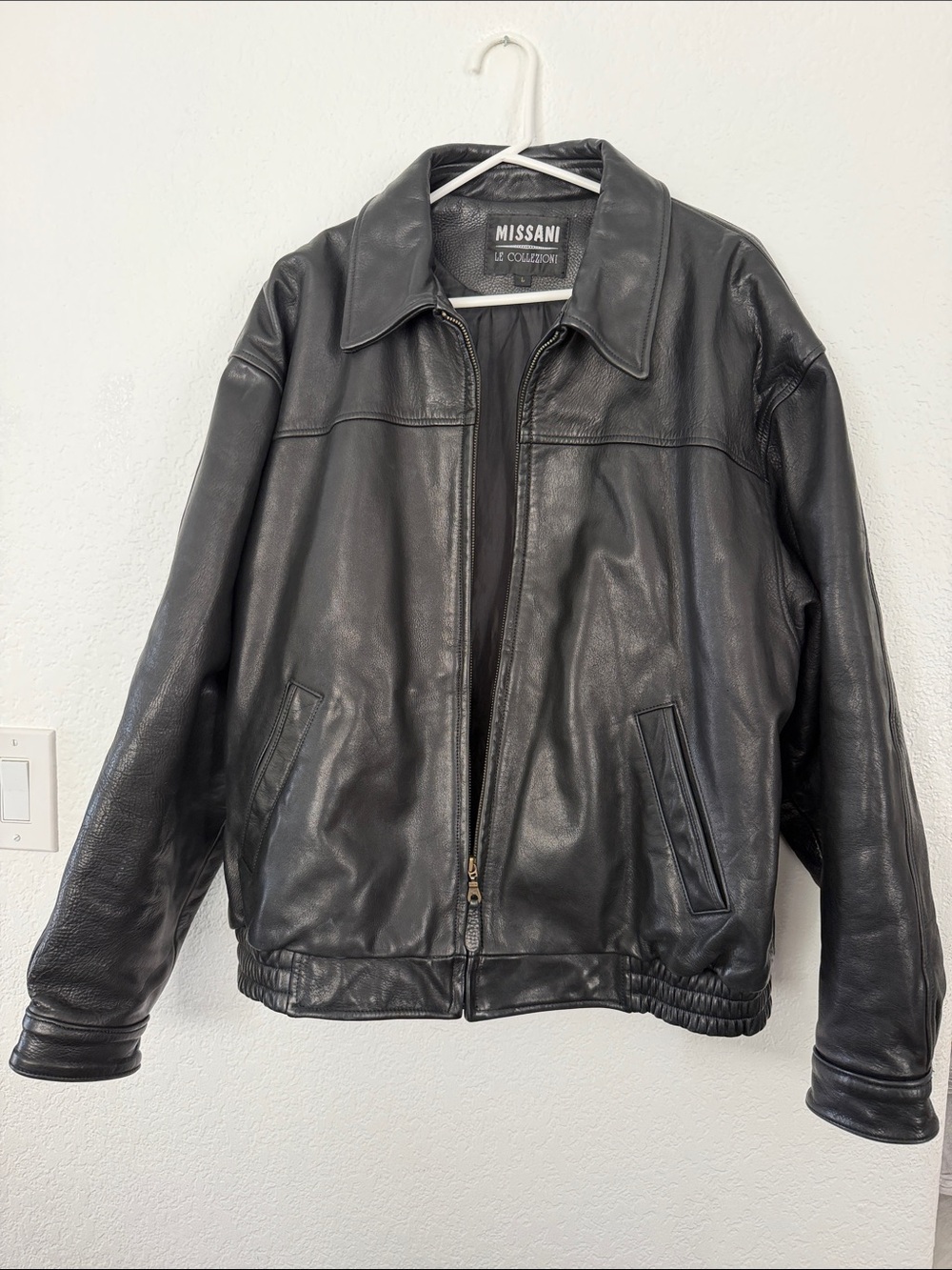 Missani Le CollezioniBlack Leather Bomber Jacket - Classic Zip Closure